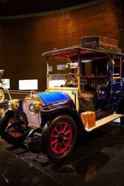 STUTTGART, GERMANY - 23, 2024 - Mercedes Benz arabalı galeri Stuttgart, Almanya 'daki Mercedes Benz Müzesi