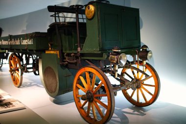 STUTTGART, GERMANY - 23, 2024 - Mercedes Benz arabalı galeri Stuttgart, Almanya 'daki Mercedes Benz Müzesi