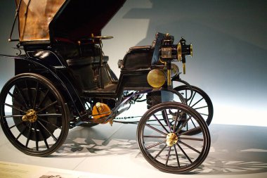 STUTTGART, GERMANY - 23, 2024 - Mercedes Benz arabalı galeri Stuttgart, Almanya 'daki Mercedes Benz Müzesi