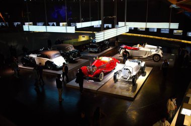 STUTTGART, GERMANY - 23, 2024 - Mercedes Benz arabalı galeri Stuttgart, Almanya 'daki Mercedes Benz Müzesi