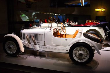STUTTGART, GERMANY - 23, 2024 - Mercedes Benz arabalı galeri Stuttgart, Almanya 'daki Mercedes Benz Müzesi