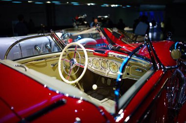 STUTTGART, GERMANY - 23, 2024 - Mercedes Benz arabalı galeri Stuttgart, Almanya 'daki Mercedes Benz Müzesi