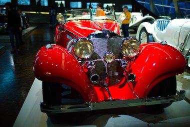 STUTTGART, GERMANY - 23, 2024 - Mercedes Benz arabalı galeri Stuttgart, Almanya 'daki Mercedes Benz Müzesi