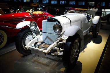 STUTTGART, GERMANY - 23, 2024 - Mercedes Benz arabalı galeri Stuttgart, Almanya 'daki Mercedes Benz Müzesi