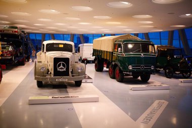 STUTTGART, GERMANY - 23, 2024 - Mercedes Benz arabalı galeri Stuttgart, Almanya 'daki Mercedes Benz Müzesi