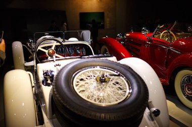 STUTTGART, GERMANY - 23, 2024 - Mercedes Benz arabalı galeri Stuttgart, Almanya 'daki Mercedes Benz Müzesi