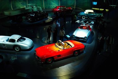 STUTTGART, GERMANY - 23, 2024 - Mercedes Benz arabalı galeri Stuttgart, Almanya 'daki Mercedes Benz Müzesi