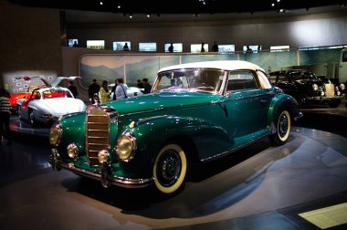 STUTTGART, GERMANY - 23, 2024 - Mercedes Benz arabalı galeri Stuttgart, Almanya 'daki Mercedes Benz Müzesi