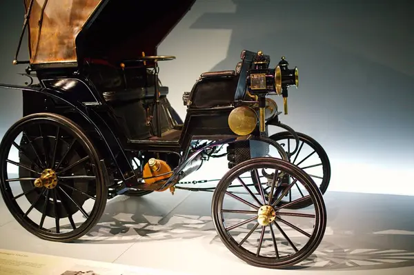 STUTTGART, GERMANY - 23, 2024 - Mercedes Benz arabalı galeri Stuttgart, Almanya 'daki Mercedes Benz Müzesi
