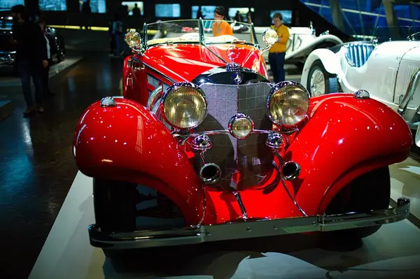 STUTTGART, GERMANY - 23, 2024 - Mercedes Benz arabalı galeri Stuttgart, Almanya 'daki Mercedes Benz Müzesi