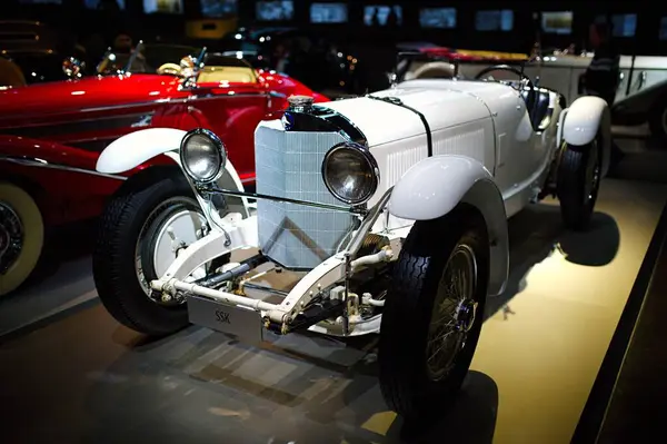 STUTTGART, GERMANY - 23, 2024 - Mercedes Benz arabalı galeri Stuttgart, Almanya 'daki Mercedes Benz Müzesi