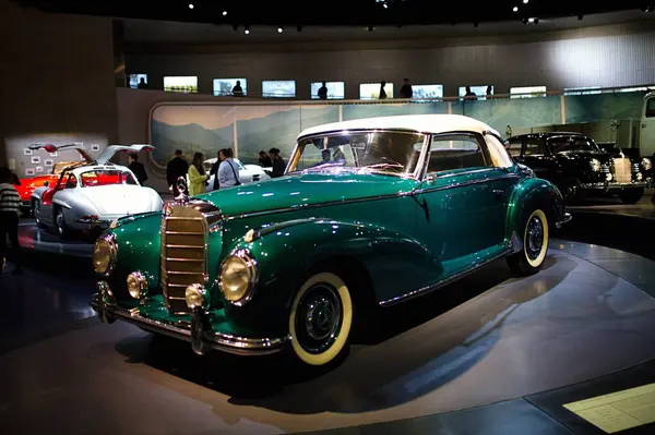 STUTTGART, GERMANY - 23, 2024 - Mercedes Benz arabalı galeri Stuttgart, Almanya 'daki Mercedes Benz Müzesi