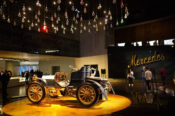 STUTTGART, GERMANY - 23, 2024 Mercedes-Benz Müzesi, Stuttgart, Almanya