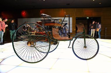 STUTTGART, GERMANY - 23, 2024 - Mercedes Benz arabalı galeri Stuttgart, Almanya 'daki Mercedes Benz Müzesi