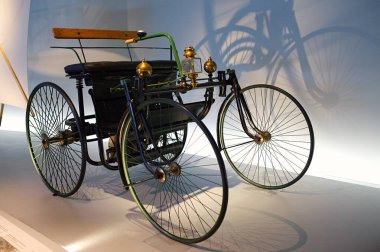 STUTTGART, GERMANY - 23, 2024 - Mercedes Benz arabalı galeri Stuttgart, Almanya 'daki Mercedes Benz Müzesi