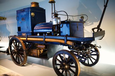 STUTTGART, GERMANY - 23, 2024 - Mercedes Benz arabalı galeri Stuttgart, Almanya 'daki Mercedes Benz Müzesi