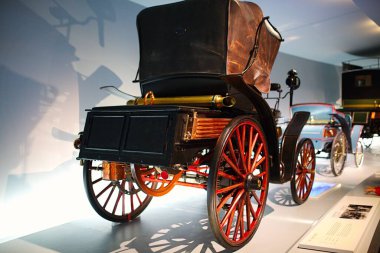 STUTTGART, GERMANY - 23, 2024 - Mercedes Benz arabalı galeri Stuttgart, Almanya 'daki Mercedes Benz Müzesi