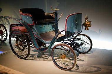 STUTTGART, GERMANY - 23, 2024 - Mercedes Benz arabalı galeri Stuttgart, Almanya 'daki Mercedes Benz Müzesi