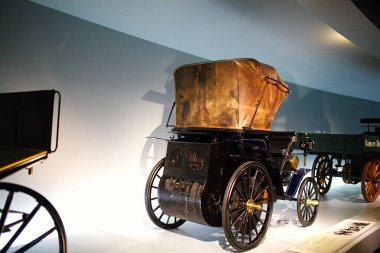 STUTTGART, GERMANY - 23, 2024 - Mercedes Benz arabalı galeri Stuttgart, Almanya 'daki Mercedes Benz Müzesi