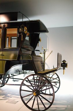 STUTTGART, GERMANY - 23, 2024 - Mercedes Benz arabalı galeri Stuttgart, Almanya 'daki Mercedes Benz Müzesi