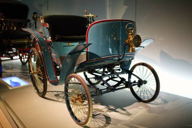 STUTTGART, GERMANY - 23, 2024 - Mercedes Benz arabalı galeri Stuttgart, Almanya 'daki Mercedes Benz Müzesi