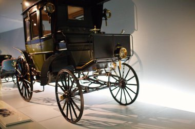 STUTTGART, GERMANY - 23, 2024 - Mercedes Benz arabalı galeri Stuttgart, Almanya 'daki Mercedes Benz Müzesi