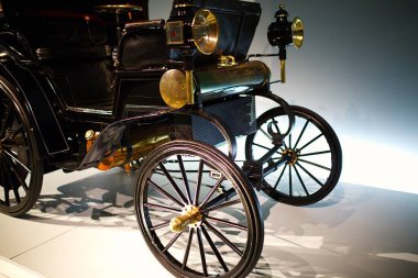 STUTTGART, GERMANY - 23, 2024 - Mercedes Benz arabalı galeri Stuttgart, Almanya 'daki Mercedes Benz Müzesi