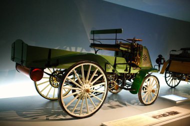 STUTTGART, GERMANY - 23, 2024 - Mercedes Benz arabalı galeri Stuttgart, Almanya 'daki Mercedes Benz Müzesi