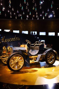 STUTTGART, GERMANY - 23, 2024 - Mercedes Benz arabalı galeri Stuttgart, Almanya 'daki Mercedes Benz Müzesi