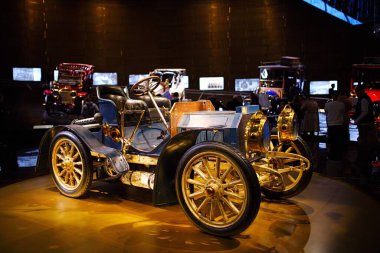STUTTGART, GERMANY - 23, 2024 - Mercedes Benz arabalı galeri Stuttgart, Almanya 'daki Mercedes Benz Müzesi