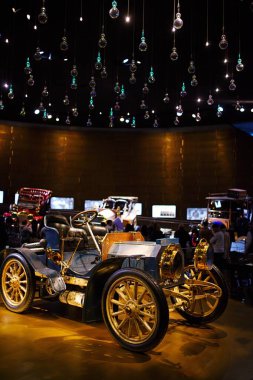 STUTTGART, GERMANY - 23, 2024 - Mercedes Benz arabalı galeri Stuttgart, Almanya 'daki Mercedes Benz Müzesi