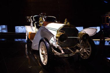STUTTGART, GERMANY - 23, 2024 - Mercedes Benz arabalı galeri Stuttgart, Almanya 'daki Mercedes Benz Müzesi