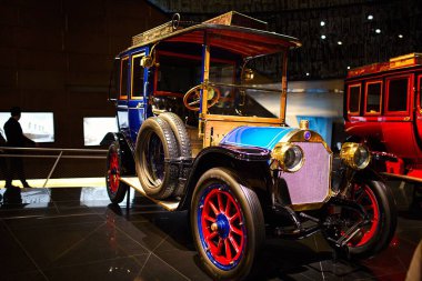 STUTTGART, GERMANY - 23, 2024 - Mercedes Benz arabalı galeri Stuttgart, Almanya 'daki Mercedes Benz Müzesi