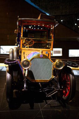 STUTTGART, GERMANY - 23, 2024 - Mercedes Benz arabalı galeri Stuttgart, Almanya 'daki Mercedes Benz Müzesi