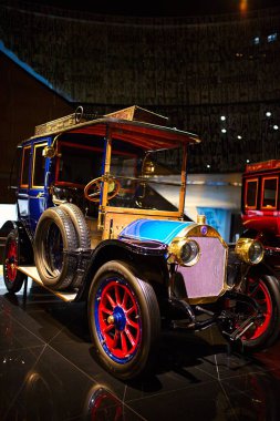 STUTTGART, GERMANY - 23, 2024 - Mercedes Benz arabalı galeri Stuttgart, Almanya 'daki Mercedes Benz Müzesi