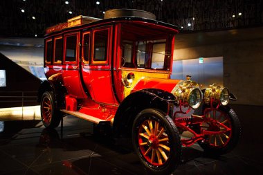 STUTTGART, GERMANY - 23, 2024 - Mercedes Benz arabalı galeri Stuttgart, Almanya 'daki Mercedes Benz Müzesi