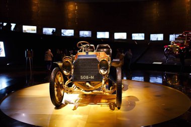 STUTTGART, GERMANY - 23, 2024 - Mercedes Benz arabalı galeri Stuttgart, Almanya 'daki Mercedes Benz Müzesi