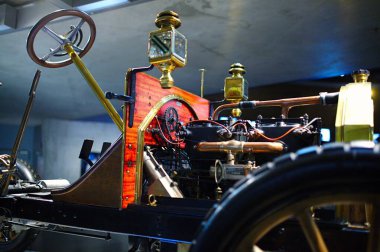 STUTTGART, GERMANY - 23, 2024 - Mercedes Benz arabalı galeri Stuttgart, Almanya 'daki Mercedes Benz Müzesi