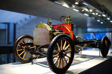 STUTTGART, GERMANY - 23, 2024 - Mercedes Benz arabalı galeri Stuttgart, Almanya 'daki Mercedes Benz Müzesi