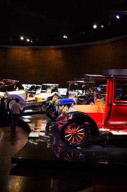 STUTTGART, GERMANY - 23, 2024 - Mercedes Benz arabalı galeri Stuttgart, Almanya 'daki Mercedes Benz Müzesi