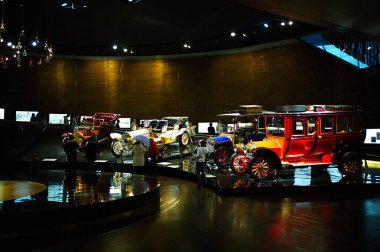 STUTTGART, GERMANY - 23, 2024 - Mercedes Benz arabalı galeri Stuttgart, Almanya 'daki Mercedes Benz Müzesi