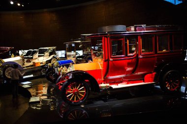 STUTTGART, GERMANY - 23, 2024 - Mercedes Benz arabalı galeri Stuttgart, Almanya 'daki Mercedes Benz Müzesi