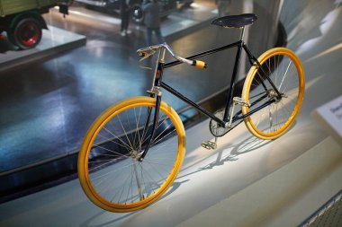 STUTTGART, GERMANY - 23, 2024 - Mercedes Benz arabalı galeri Stuttgart, Almanya 'daki Mercedes Benz Müzesi