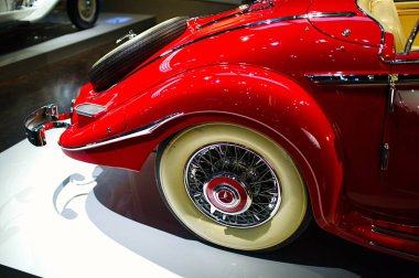 STUTTGART, GERMANY - 23, 2024 - Stuttgart 'taki Mercedes-Benz müzesinde markayla ilişkili tarihi Mercedes arabaları sergilenmektedir. Stuttgart 'taki Mercedes Benz Müzesi' nin içinde..