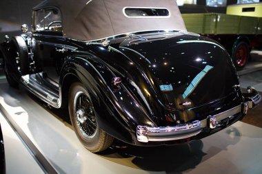 STUTTGART, GERMANY - 23, 2024 - Stuttgart 'taki Mercedes-Benz müzesinde markayla ilişkili tarihi Mercedes arabaları sergilenmektedir. Stuttgart 'taki Mercedes Benz Müzesi' nin içinde..
