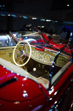 STUTTGART, GERMANY - 23, 2024 - Stuttgart 'taki Mercedes-Benz müzesinde markayla ilişkili tarihi Mercedes arabaları sergilenmektedir. Stuttgart 'taki Mercedes Benz Müzesi' nin içinde..