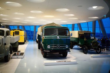 STUTTGART, GERMANY - 23, 2024 - Stuttgart 'taki Mercedes-Benz müzesinde markayla ilişkili tarihi Mercedes arabaları sergilenmektedir. Stuttgart 'taki Mercedes Benz Müzesi' nin içinde..
