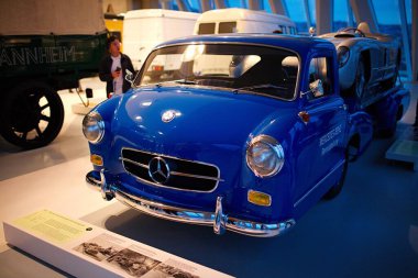 STUTTGART, GERMANY - 23, 2024 - Stuttgart 'taki Mercedes-Benz müzesinde markayla ilişkili tarihi Mercedes arabaları sergilenmektedir. Stuttgart 'taki Mercedes Benz Müzesi' nin içinde..