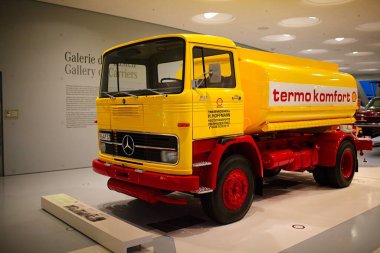 STUTTGART, GERMANY - 23, 2024 - Stuttgart 'taki Mercedes-Benz müzesinde markayla ilişkili tarihi Mercedes arabaları sergilenmektedir. Stuttgart 'taki Mercedes Benz Müzesi' nin içinde..