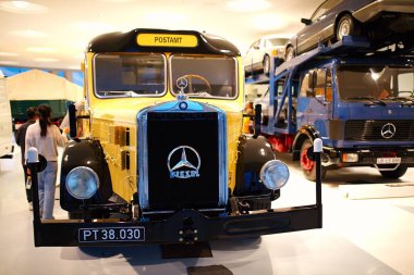 STUTTGART, GERMANY - 23, 2024 - Stuttgart 'taki Mercedes-Benz müzesinde markayla ilişkili tarihi Mercedes arabaları sergilenmektedir. Stuttgart 'taki Mercedes Benz Müzesi' nin içinde..